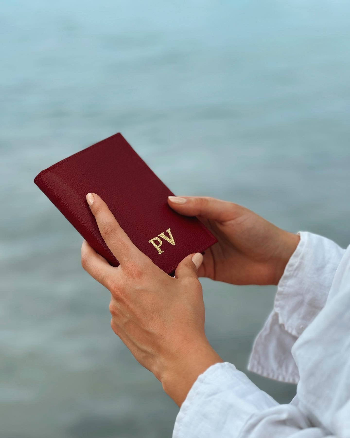 PORTA-PASAPORTE PERSONALIZADO. - BEHAR