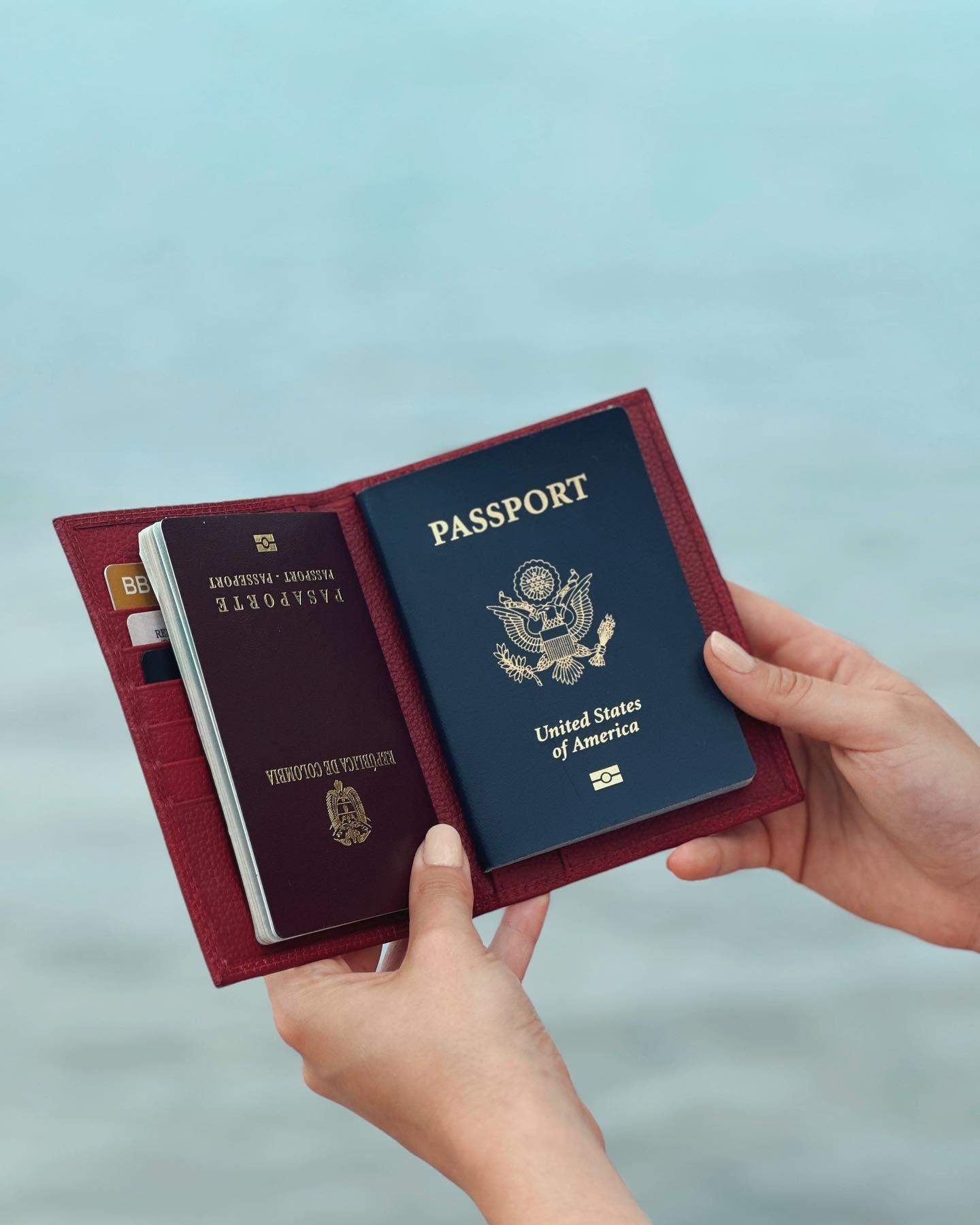 PORTA-PASAPORTE PERSONALIZADO. - BEHAR