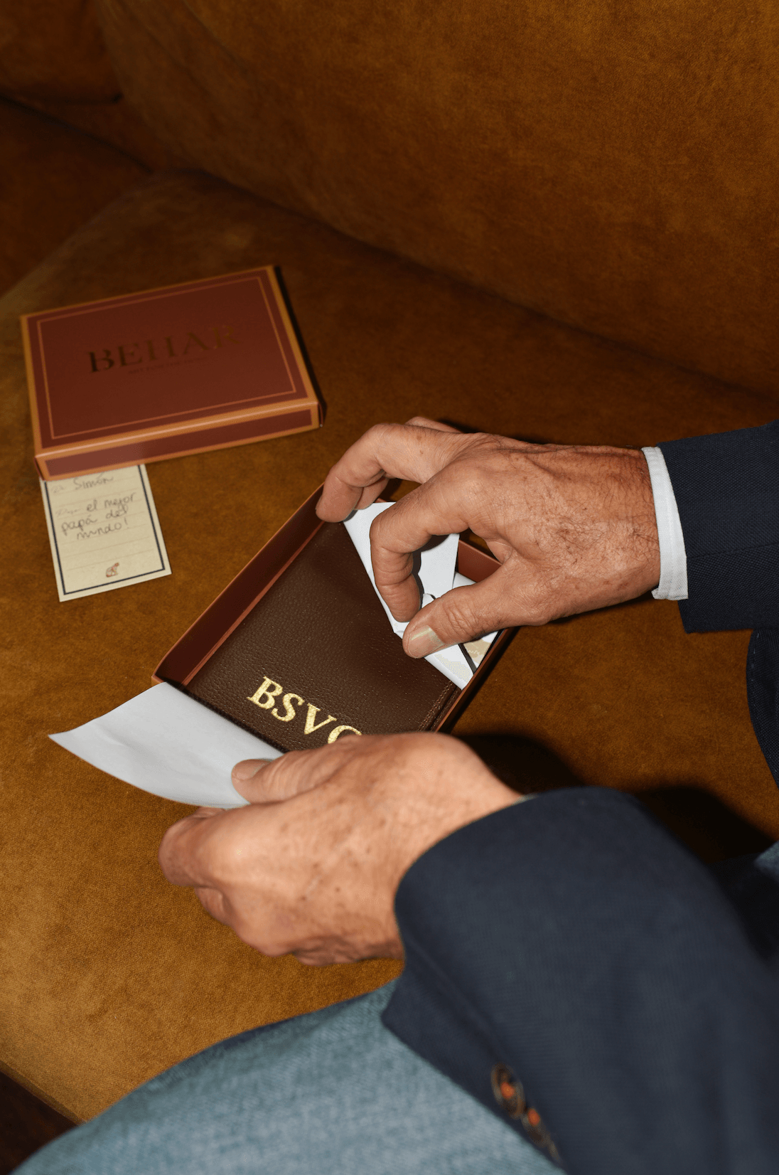 PORTA-PASAPORTE PERSONALIZADO. - BEHAR